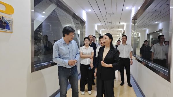 河南證監(jiān)局黨委書記、局長李鋼一行蒞臨公司調研指導